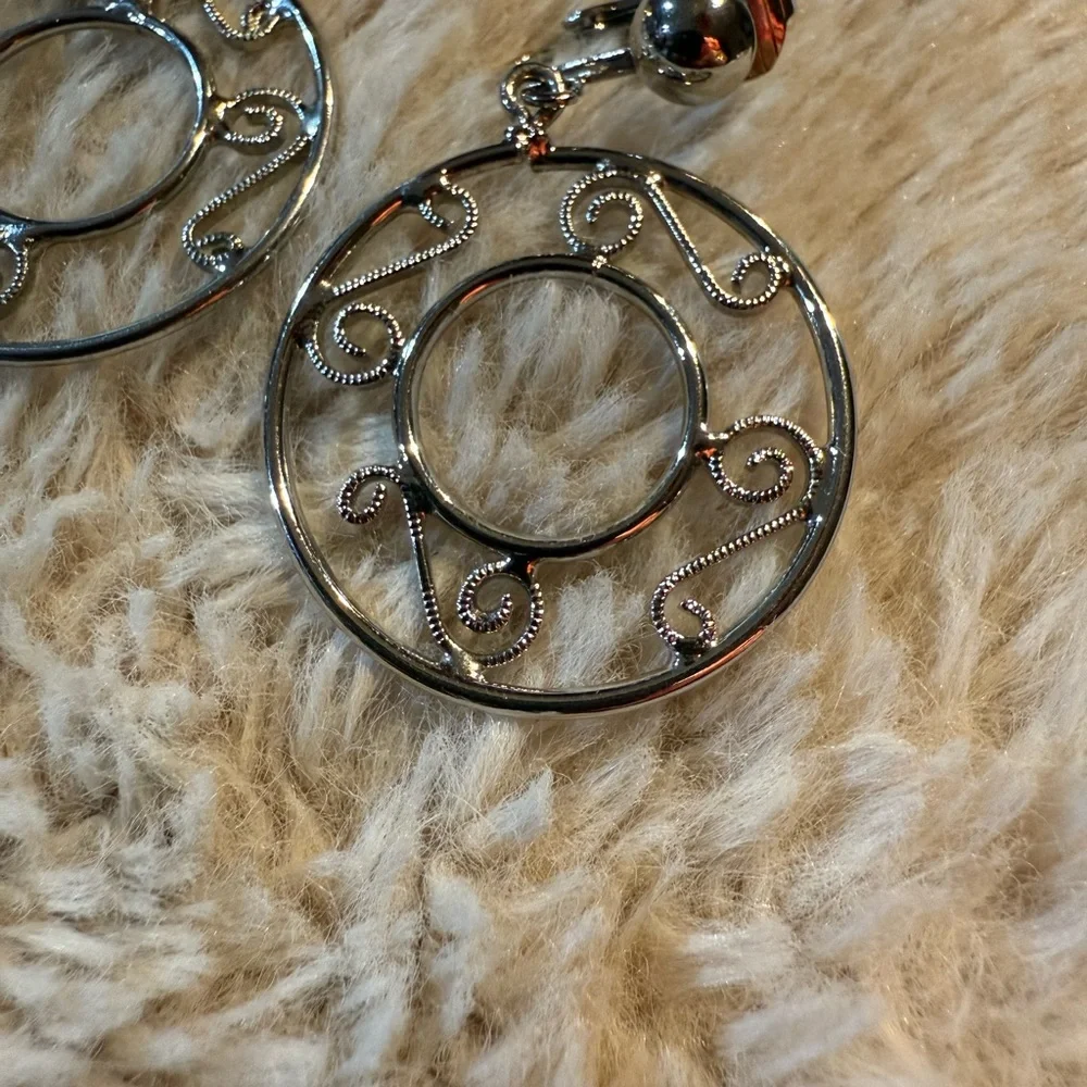 Vintage Signed Celebrity Silver Tone‎ Metal Round Disc Drop Clip On Earrings